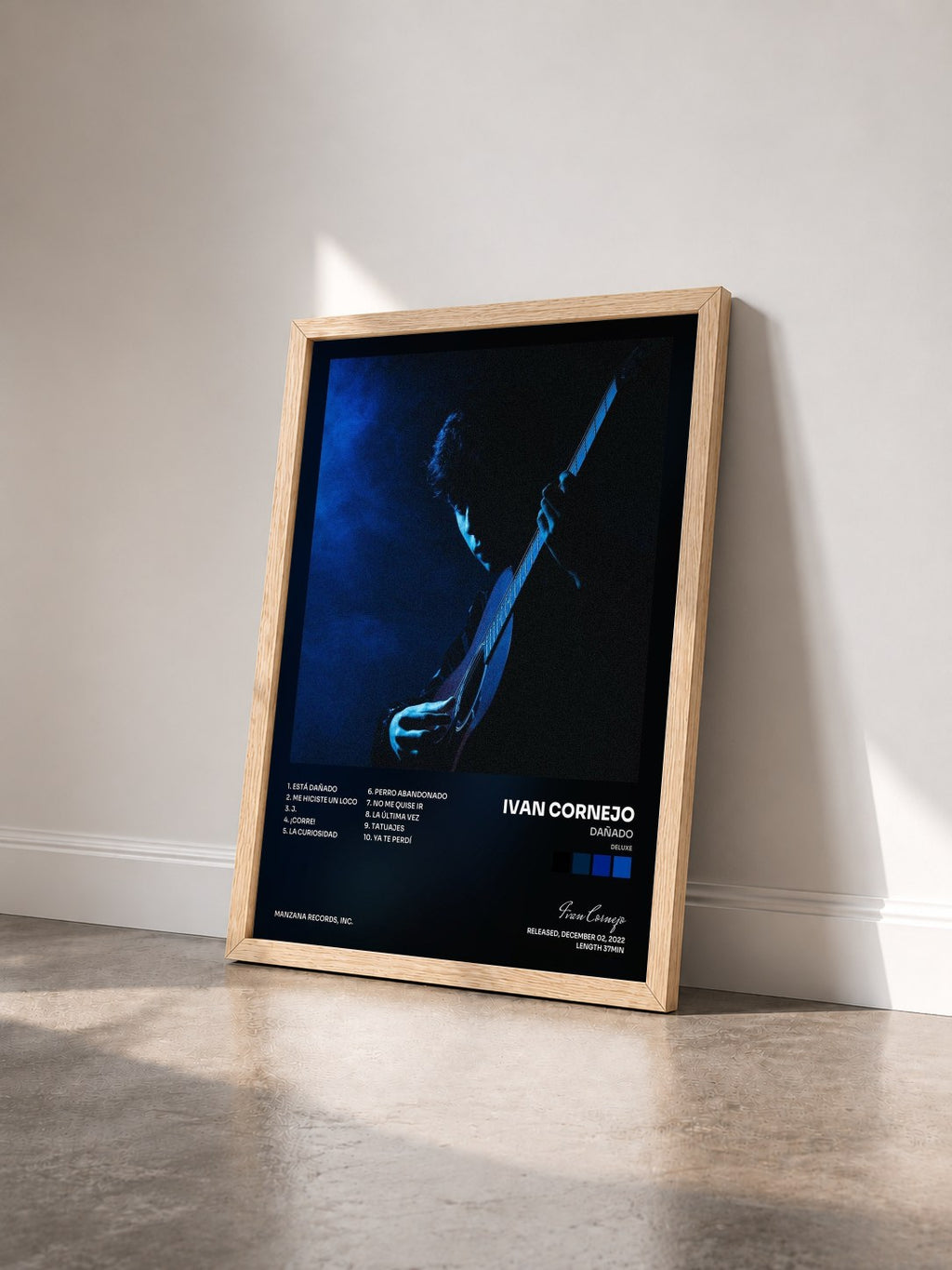 #bois Tableau de l'album Dañado (Deluxe) de Ivan Cornejo vu de trois quarts, cadre en bois brut