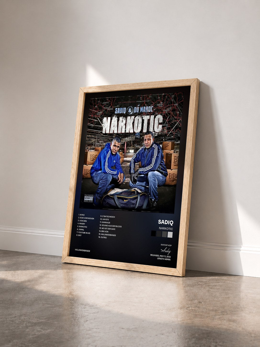 #bois Tableau de l'album Narkotic de Sadiq vu de trois quarts, cadre en bois brut