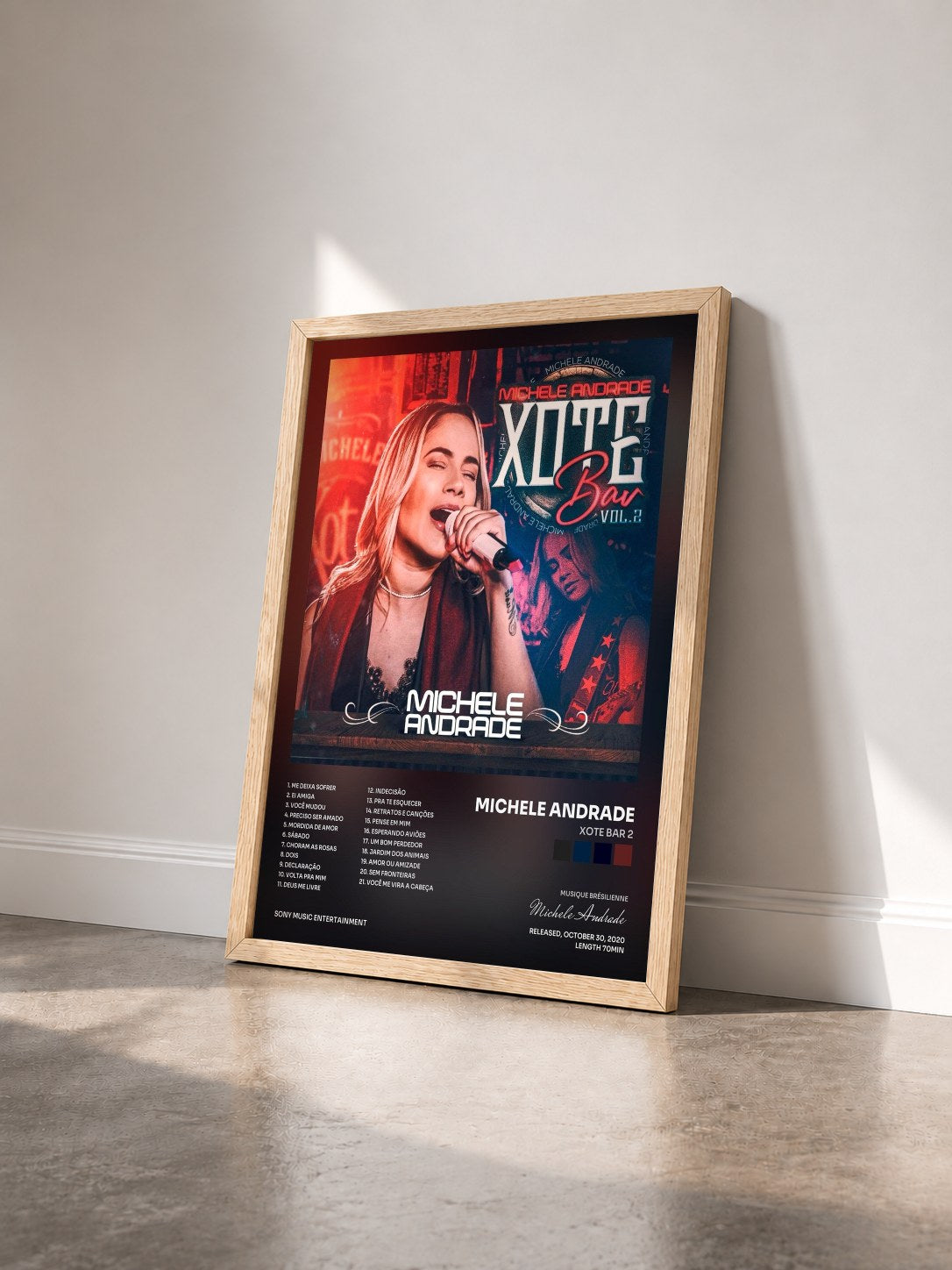 #bois Tableau de l'album Xote Bar 2 de Michele Andrade vu de trois quarts, cadre en bois brut