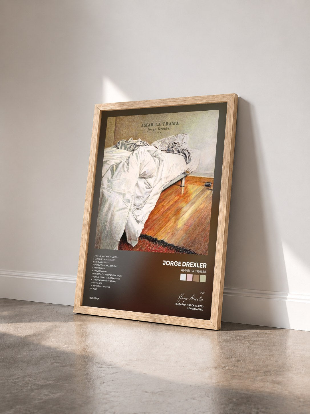 #bois Tableau de l'album Amar la trama de Jorge Drexler vu de trois quarts, cadre en bois brut