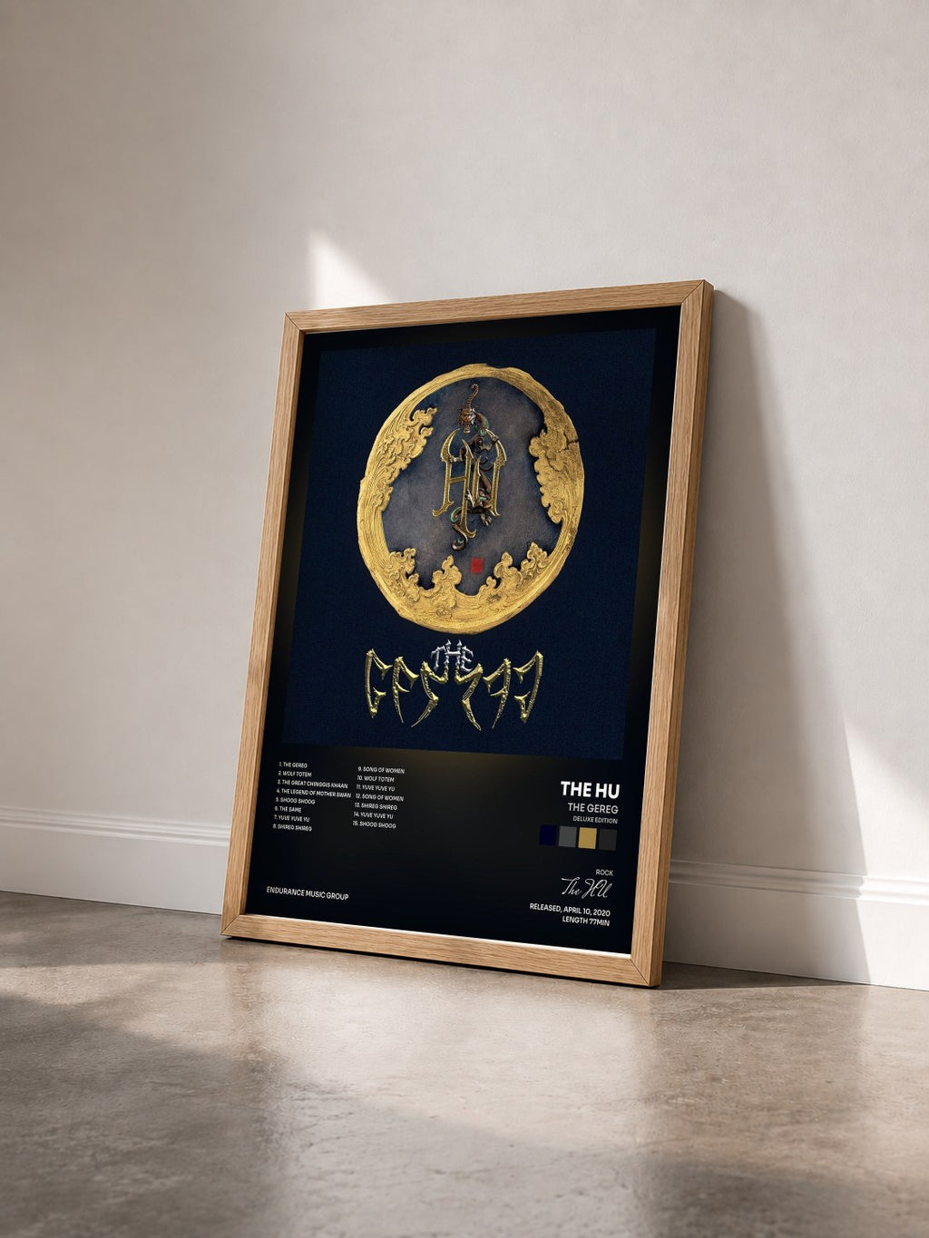 #bois Tableau de l'album The Gereg (Deluxe Edition) de The HU vu de trois quarts, cadre en bois brut