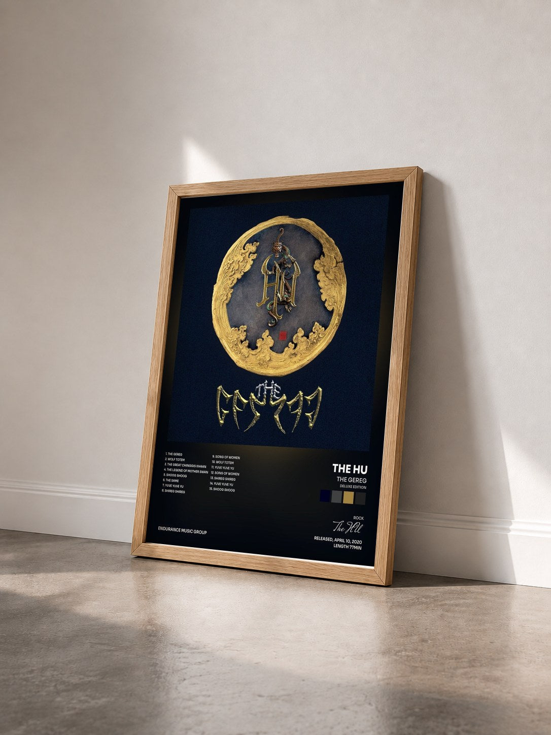 #bois Tableau de l'album The Gereg (Deluxe Edition) de The HU vu de trois quarts, cadre en bois brut