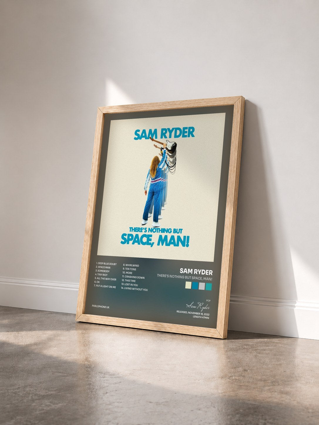 #bois Tableau de l'album There’s Nothing But Space, Man! de Sam Ryder vu de trois quarts, cadre en bois brut