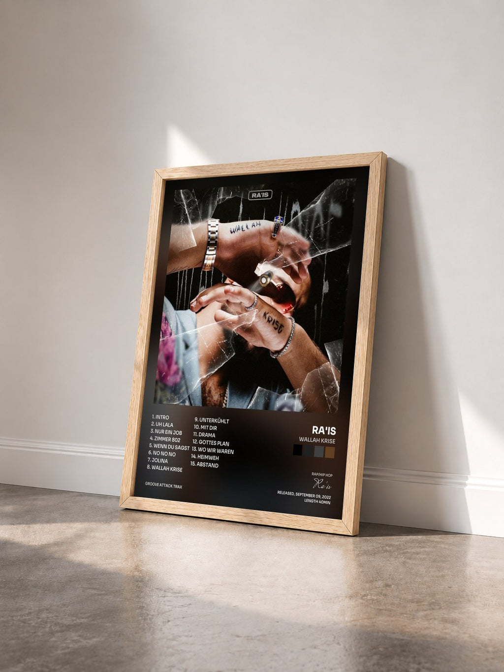 #bois Tableau de l'album Wallah Krise de Ra'is vu de trois quarts, cadre en bois brut