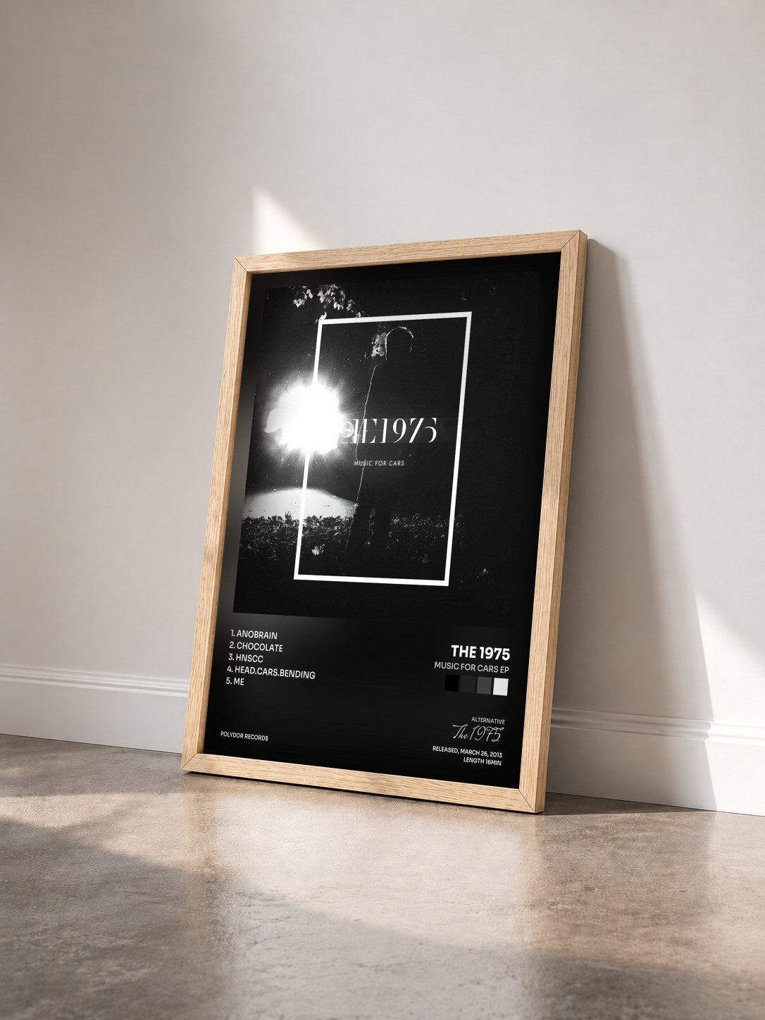 #bois Tableau de l'album Music For Cars EP de The 1975 vu de trois quarts, cadre en bois brut