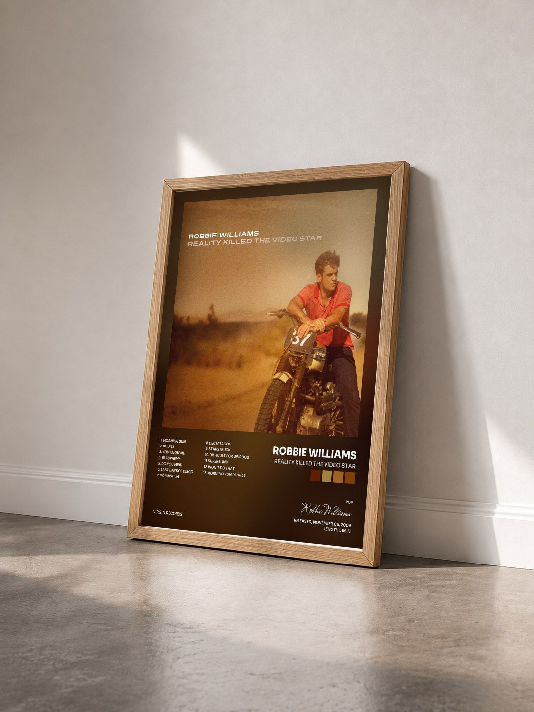 #bois Tableau de l'album Reality Killed The Video Star de Robbie Williams vu de trois quarts, cadre en bois brut