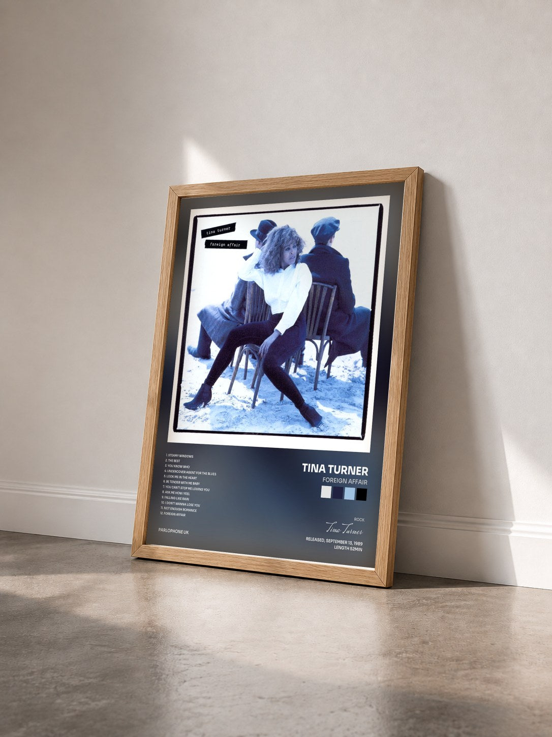 #bois Tableau de l'album Foreign Affair de Tina Turner vu de trois quarts, cadre en bois brut
