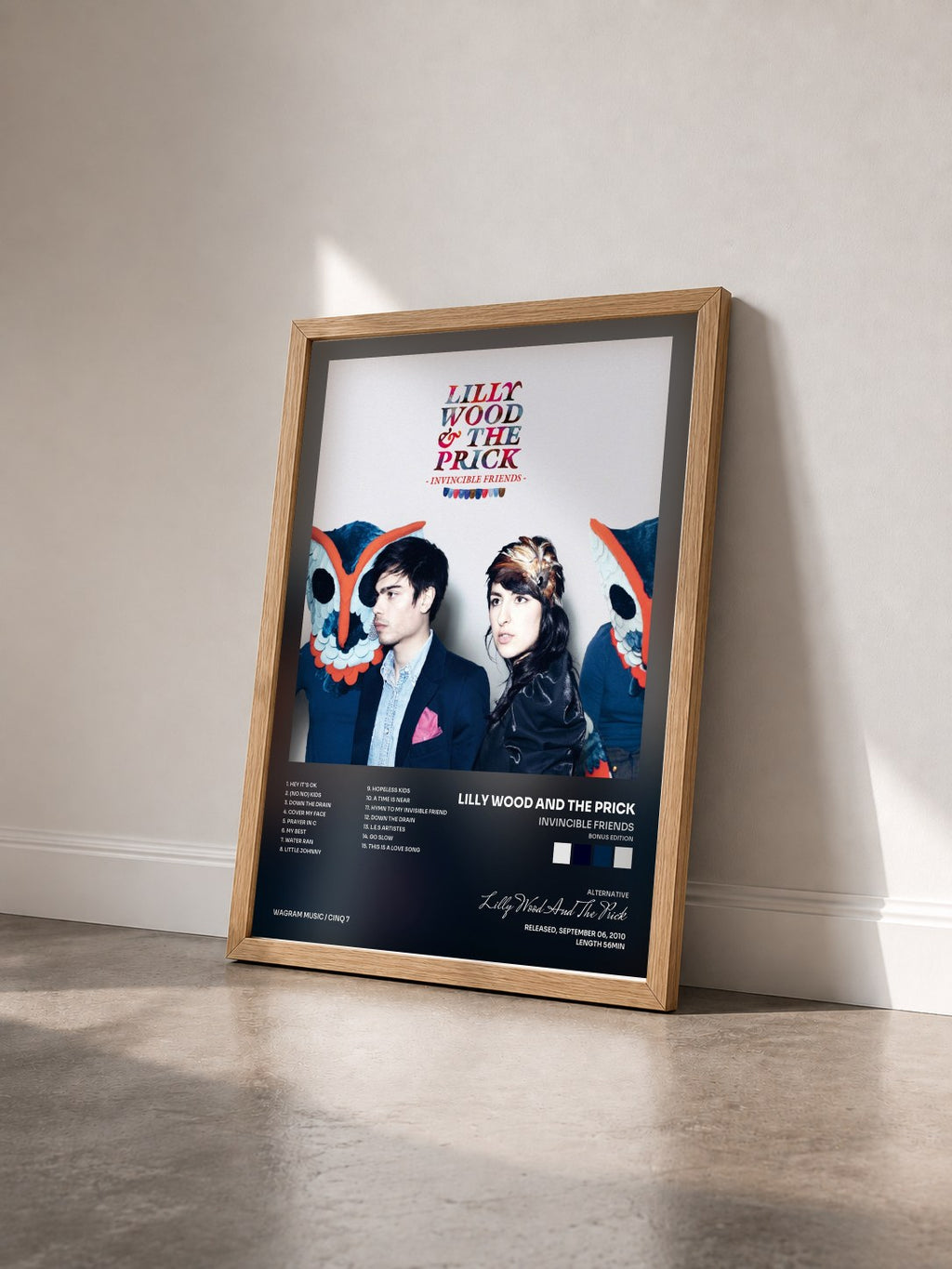#bois Tableau de l'album Invincible Friends (bonus edition) de Lilly Wood And The Prick vu de trois quarts, cadre en bois brut