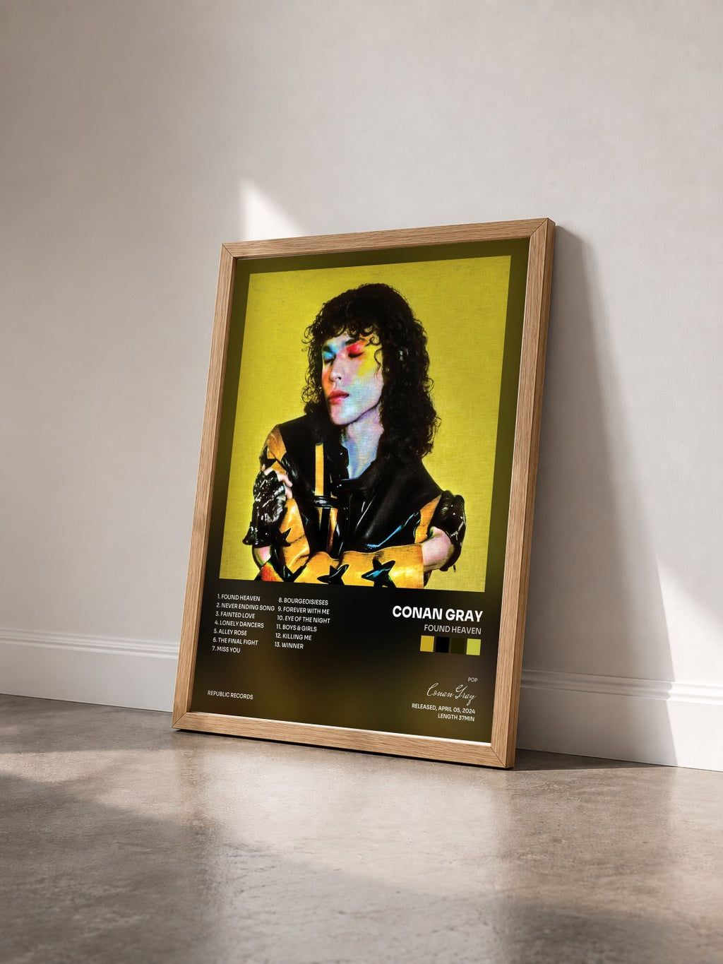 #bois Tableau de l'album Found Heaven de Conan Gray vu de trois quarts, cadre en bois brut