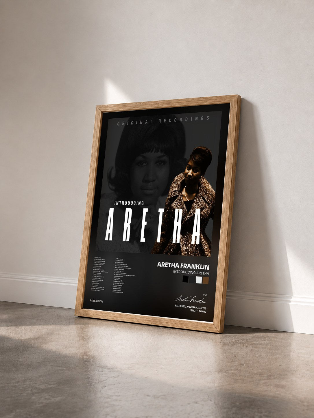 #bois Tableau de l'album Introducing Aretha de Aretha Franklin vu de trois quarts, cadre en bois brut