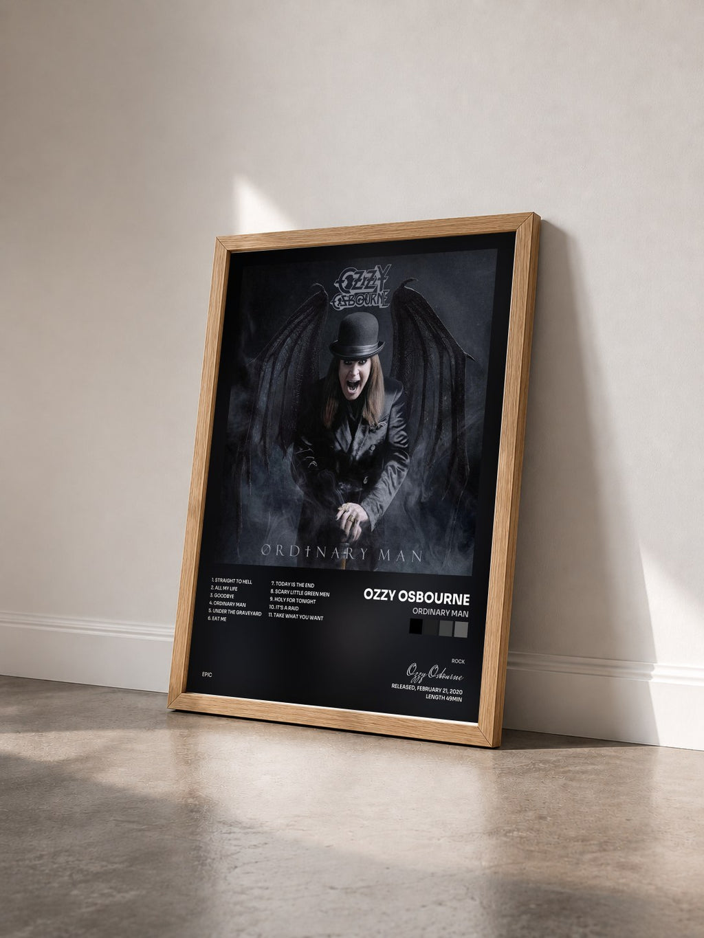#bois Tableau de l'album Ordinary Man de Ozzy Osbourne vu de trois quarts, cadre en bois brut