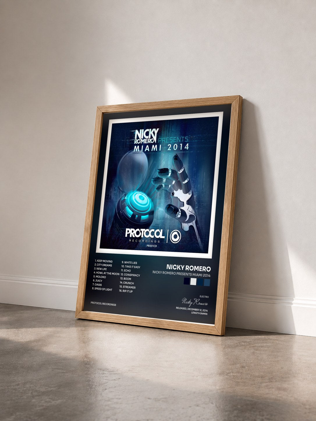 #bois Tableau de l'album Nicky Romero presents Miami 2014 de Nicky Romero vu de trois quarts, cadre en bois brut