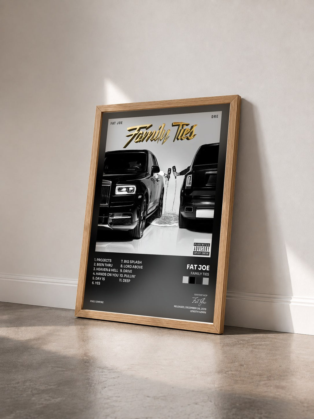 #bois Tableau de l'album Family Ties de Fat Joe vu de trois quarts, cadre en bois brut