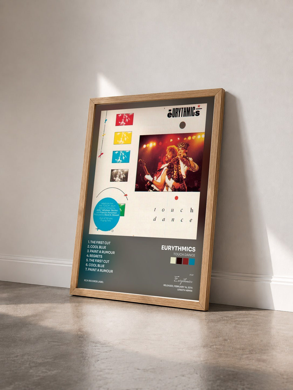 #bois Tableau de l'album Touch Dance de Eurythmics vu de trois quarts, cadre en bois brut