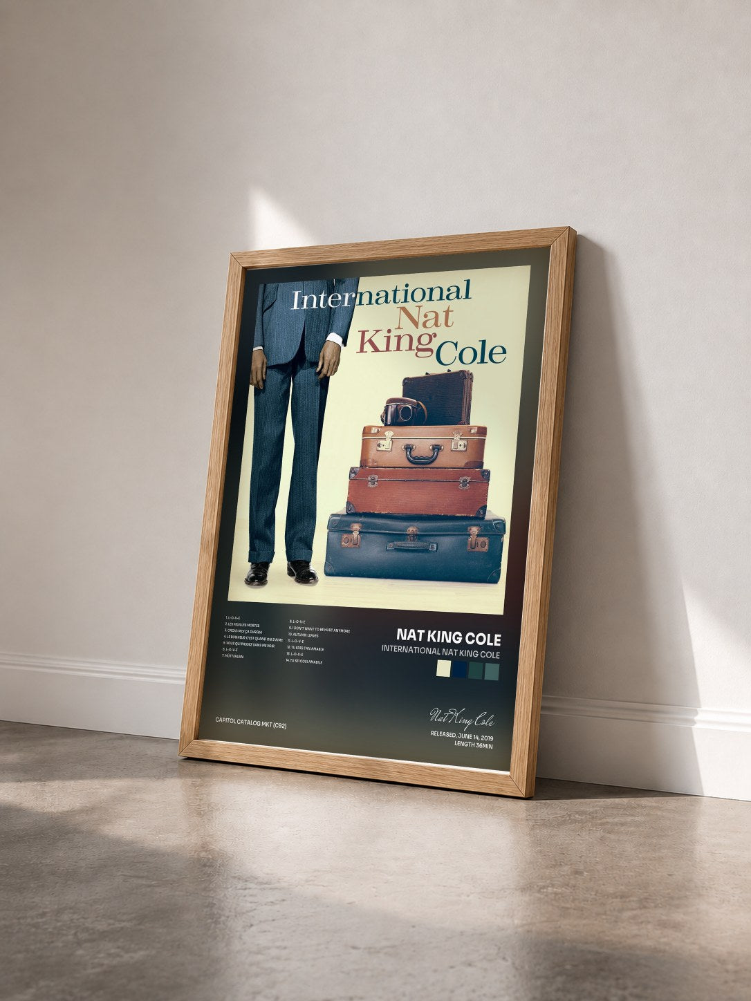 #bois Tableau de l'album International Nat King Cole de Nat King Cole vu de trois quarts, cadre en bois brut