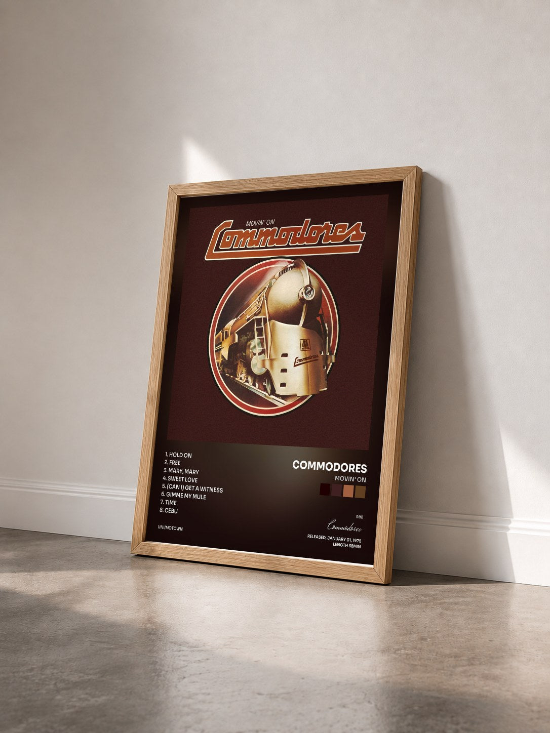 #bois Tableau de l'album Movin' On de Commodores vu de trois quarts, cadre en bois brut
