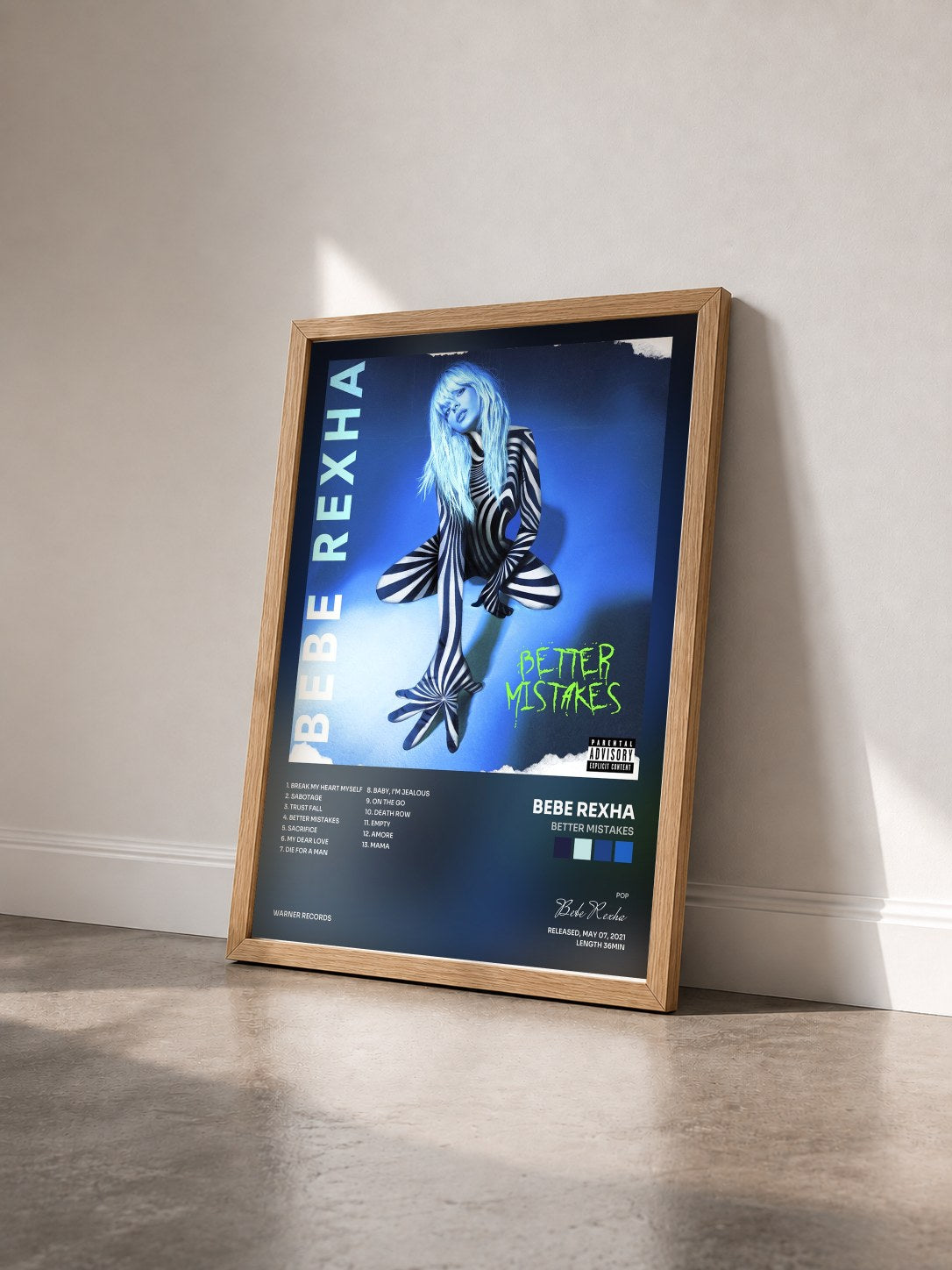 #bois Tableau de l'album Better Mistakes de Bebe Rexha vu de trois quarts, cadre en bois brut