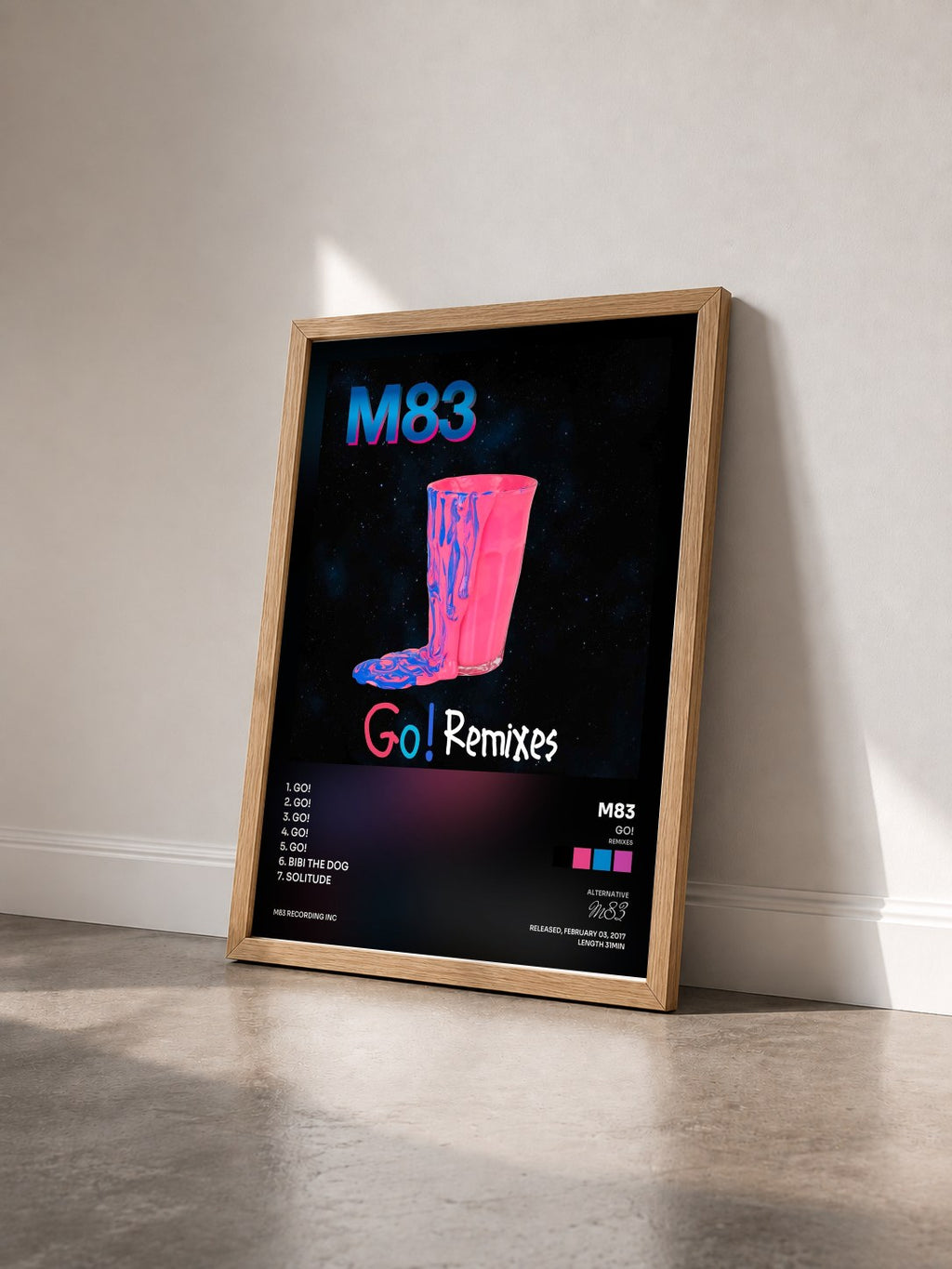 #bois Tableau de l'album Go! (Remixes) de M83 vu de trois quarts, cadre en bois brut