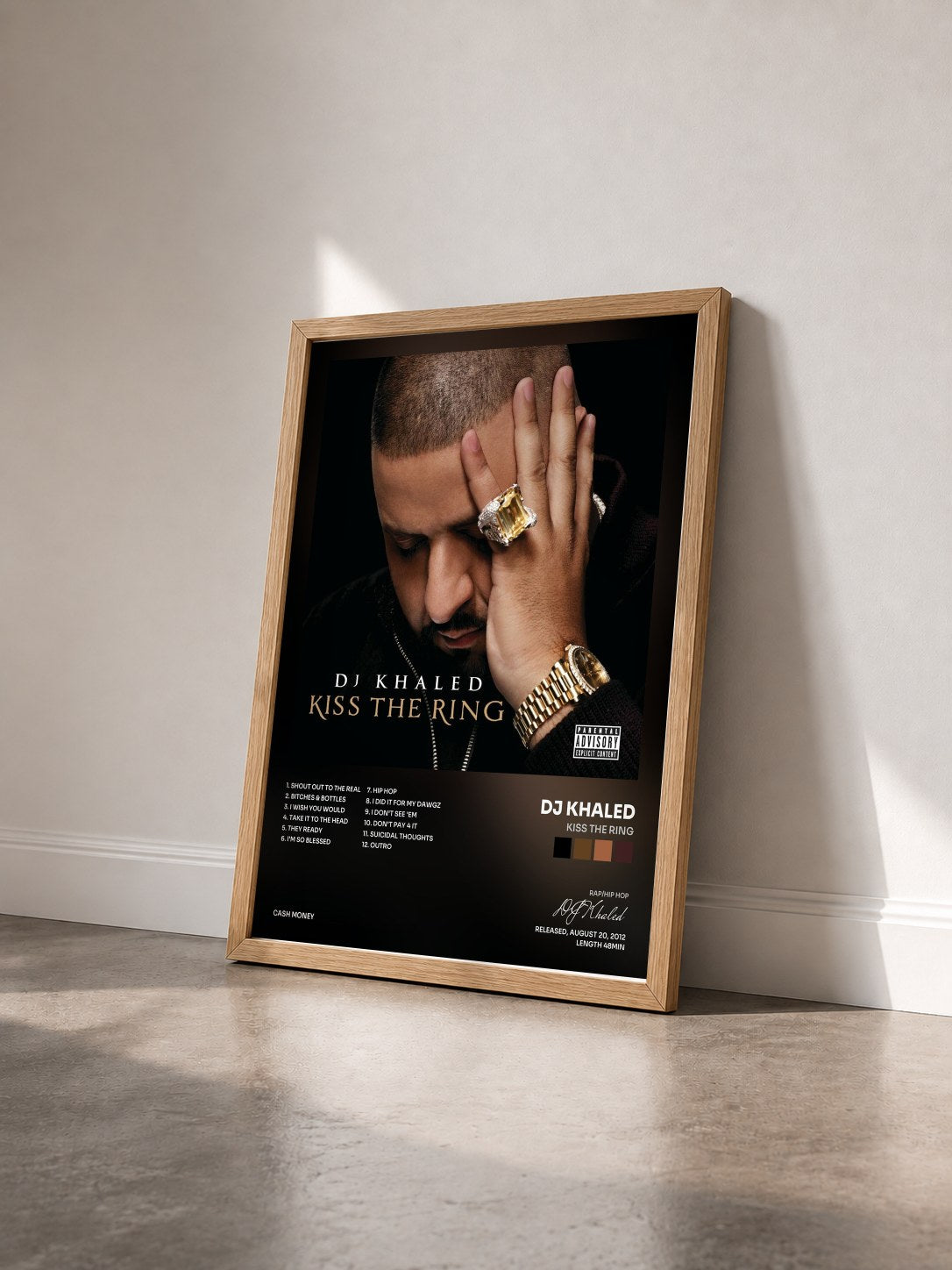 #bois Tableau de l'album Kiss The Ring de DJ Khaled vu de trois quarts, cadre en bois brut
