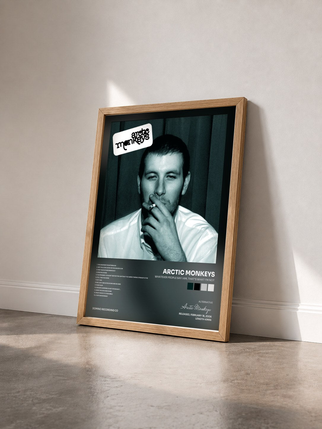 #bois Tableau de l'album Whatever People Say I Am, That's What I'm Not de Arctic Monkeys vu de trois quarts, cadre en bois brut