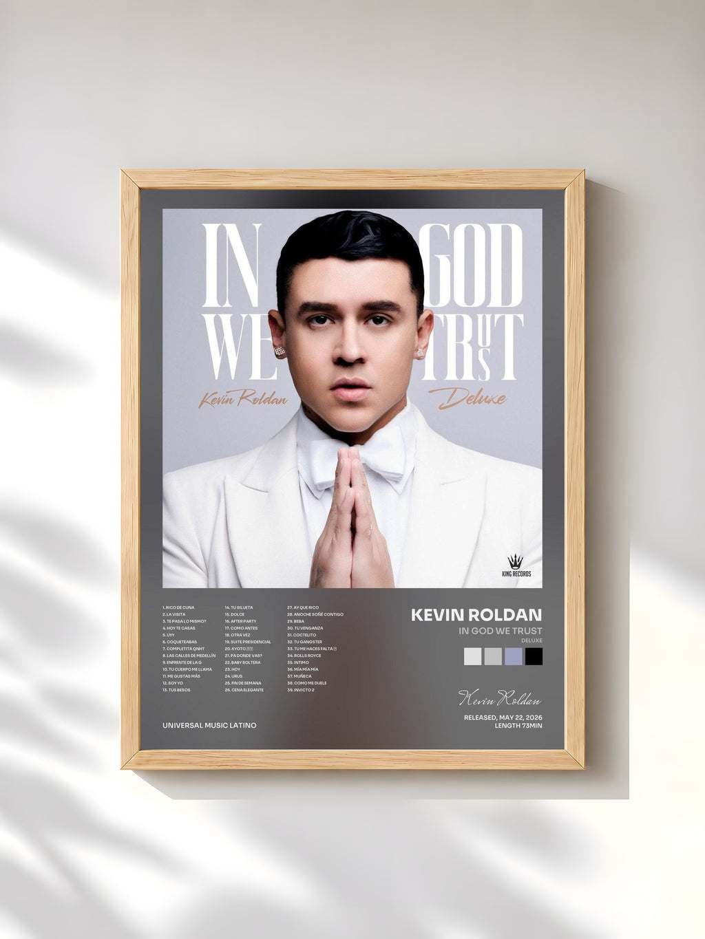 #bois Tableau de l'album In God We Trust (Deluxe) de Kevin Roldan, cadre en bois brut, imprimé et encadré en France