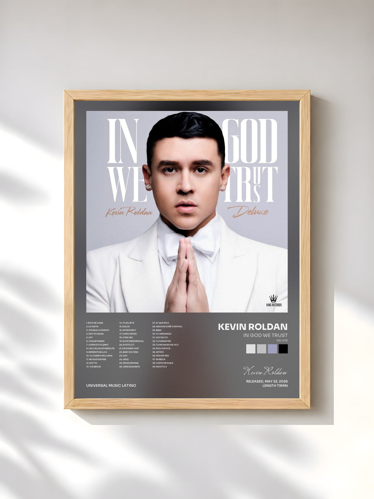 #bois Tableau de l'album In God We Trust (Deluxe) de Kevin Roldan, cadre en bois brut, imprimé et encadré en France