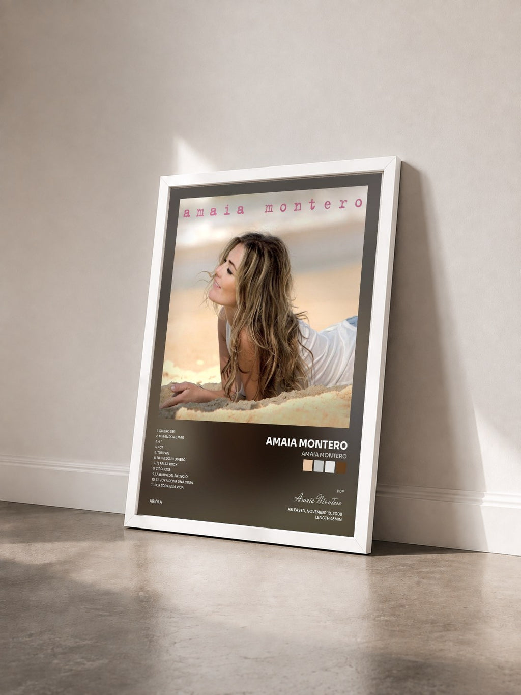 #blanc Tableau de l'album Amaia Montero de Amaia Montero vu de trois quarts, cadre blanc
