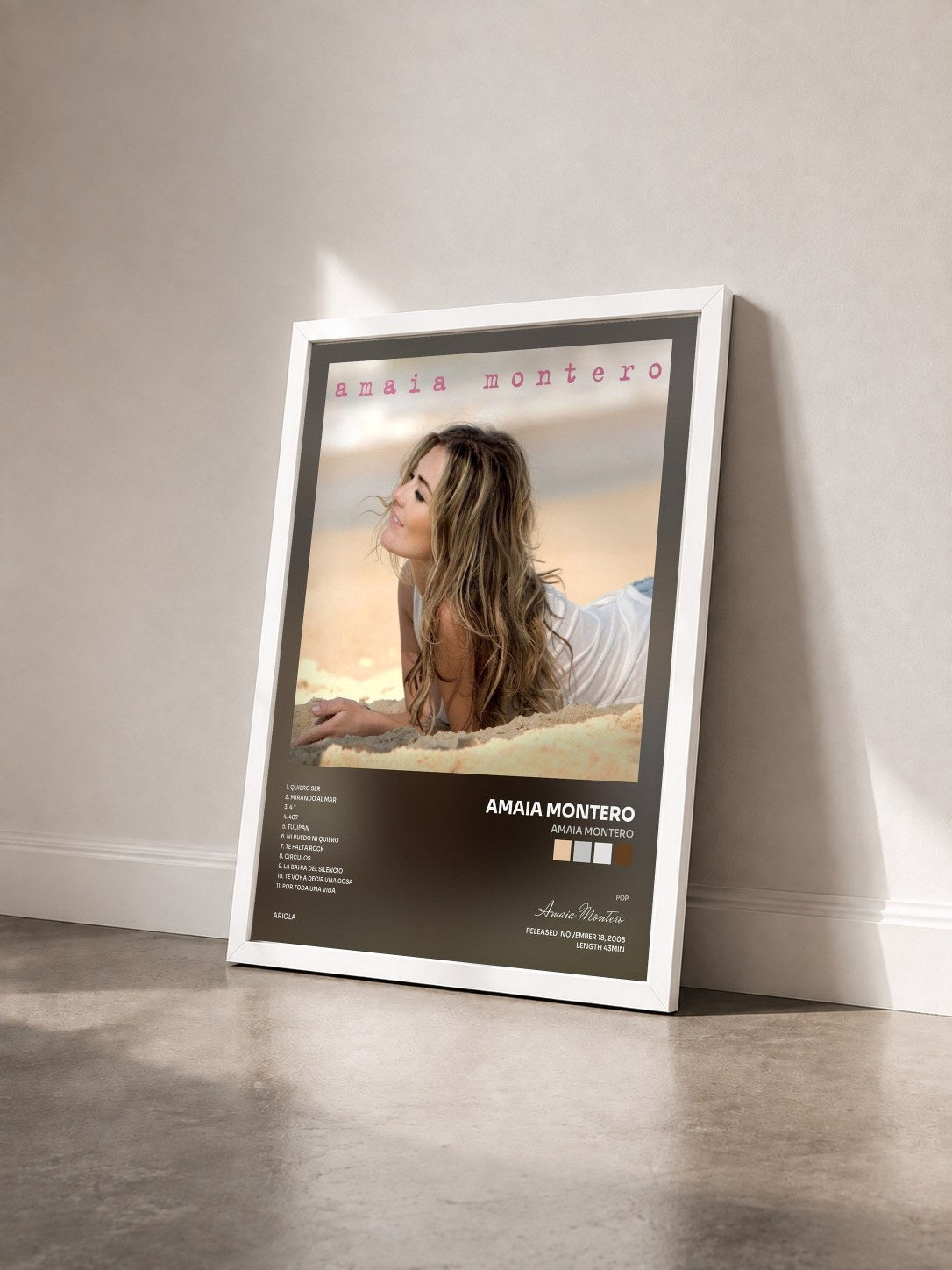 #blanc Tableau de l'album Amaia Montero de Amaia Montero vu de trois quarts, cadre blanc