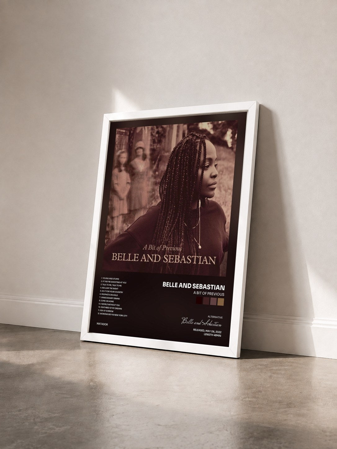 #blanc Tableau de l'album A Bit of Previous de Belle and Sebastian vu de trois quarts, cadre blanc