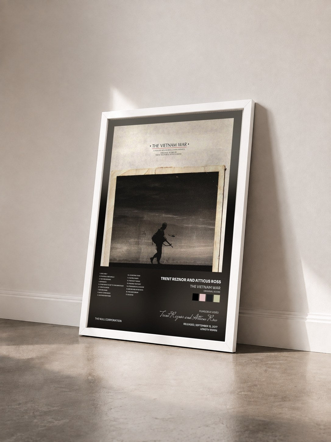 #blanc Tableau de l'album The Vietnam War (Original Score) de Trent Reznor and Atticus Ross vu de trois quarts, cadre blanc