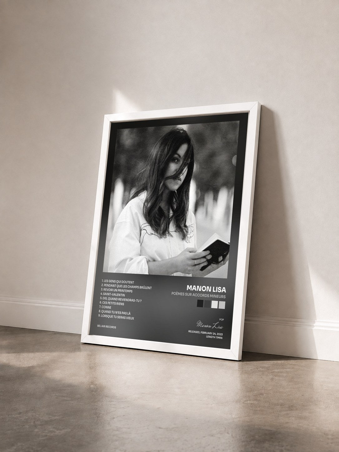 #blanc Tableau de l'album Poèmes sur accords mineurs de Manon Lisa vu de trois quarts, cadre blanc