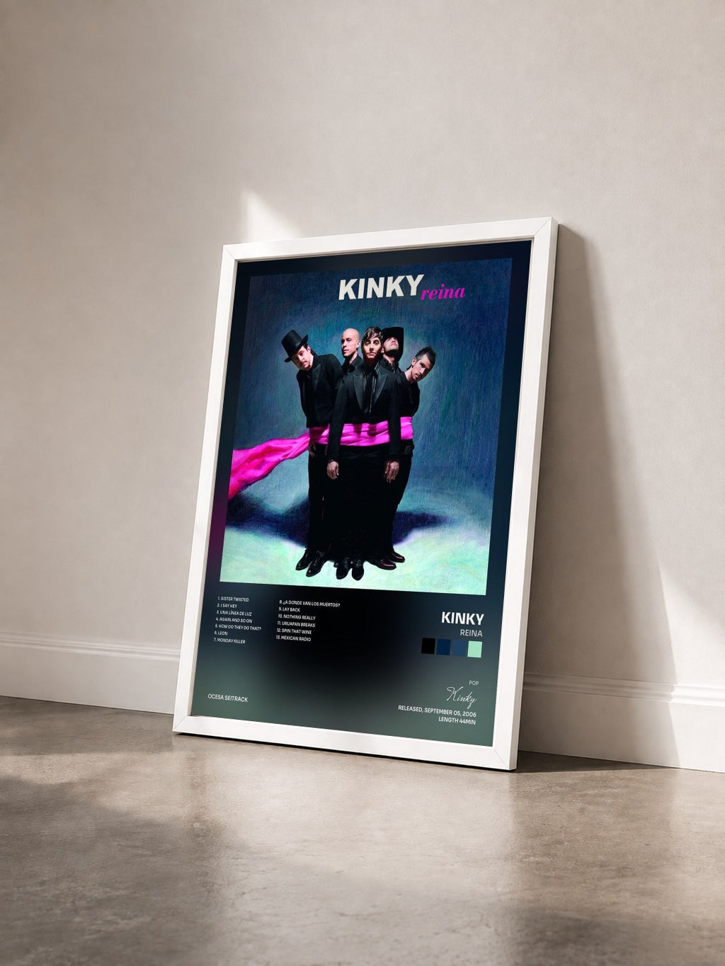 #blanc Tableau de l'album Reina de Kinky vu de trois quarts, cadre blanc