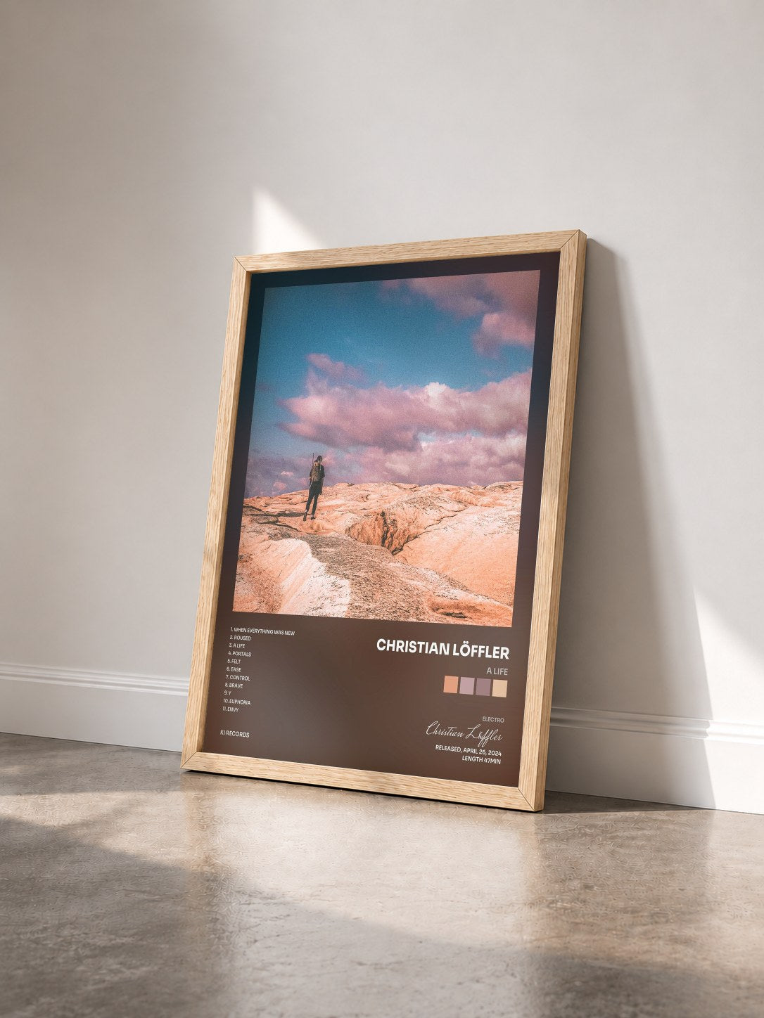 #bois Tableau de l'album A Life de Christian Löffler vu de trois quarts, cadre en bois brut