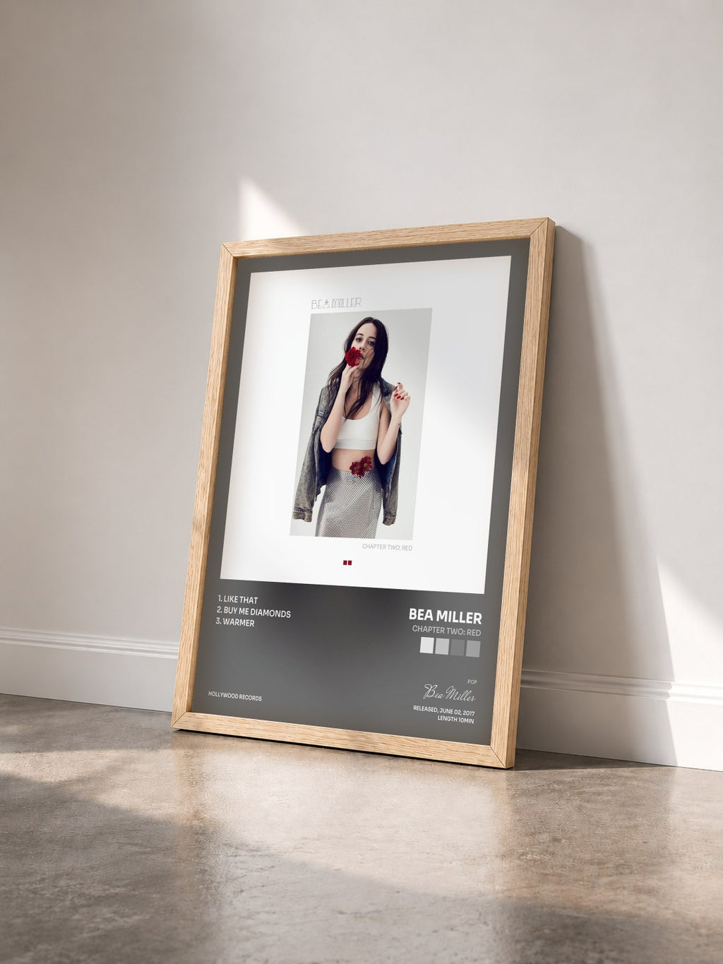 #bois Tableau de l'album chapter two: red de Bea Miller vu de trois quarts, cadre en bois brut