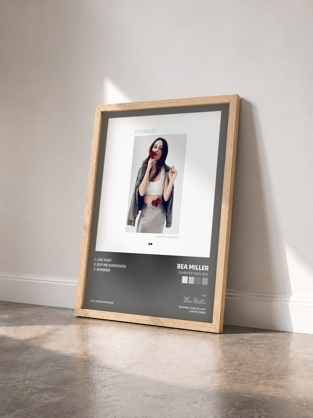 #bois Tableau de l'album chapter two: red de Bea Miller vu de trois quarts, cadre en bois brut