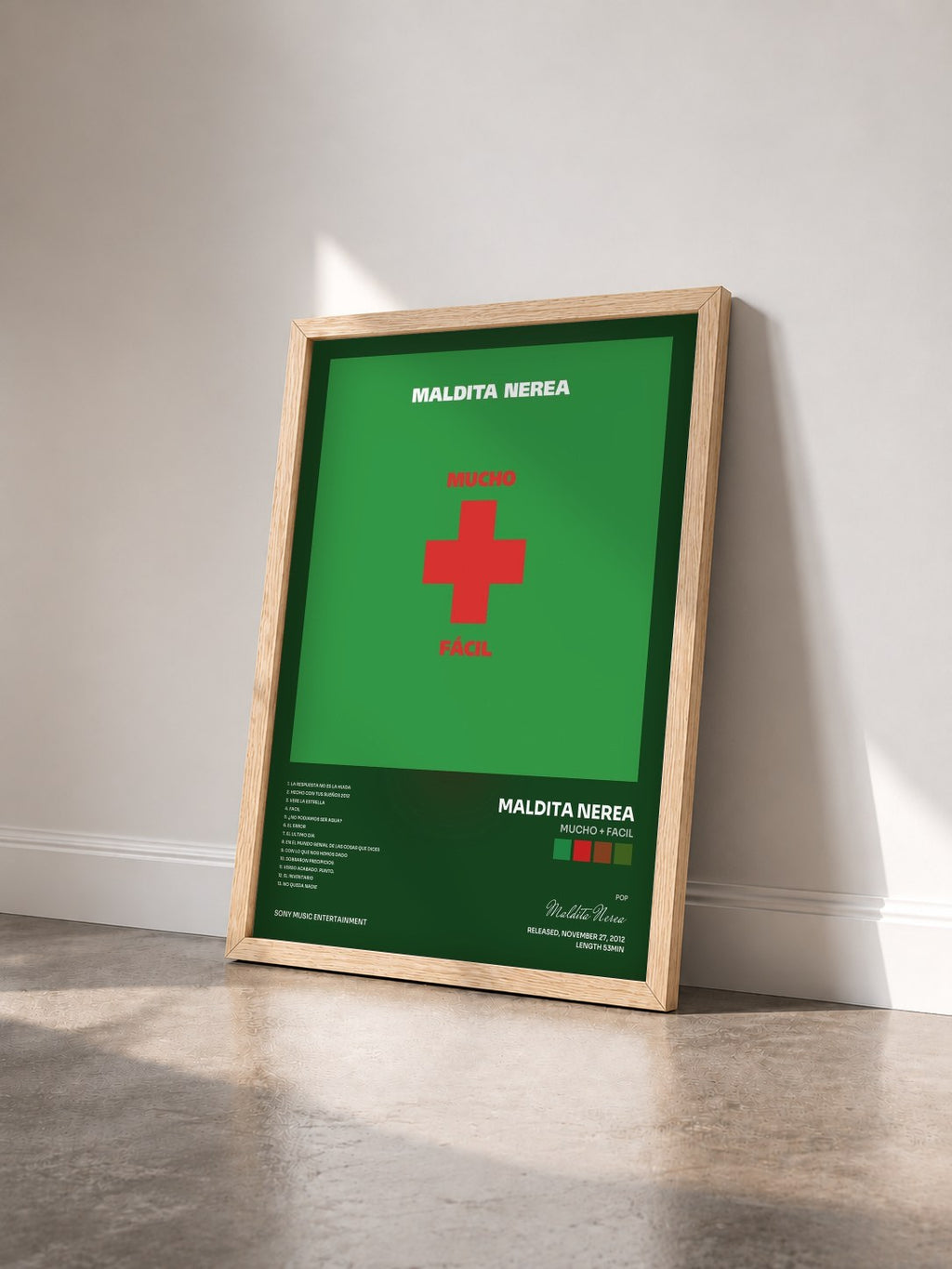 #bois Tableau de l'album Mucho + Facil de Maldita Nerea vu de trois quarts, cadre en bois brut