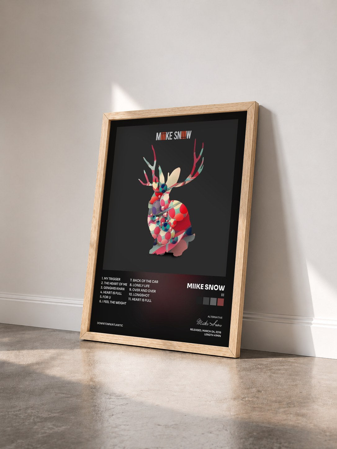#bois Tableau de l'album iii de Miike Snow vu de trois quarts, cadre en bois brut