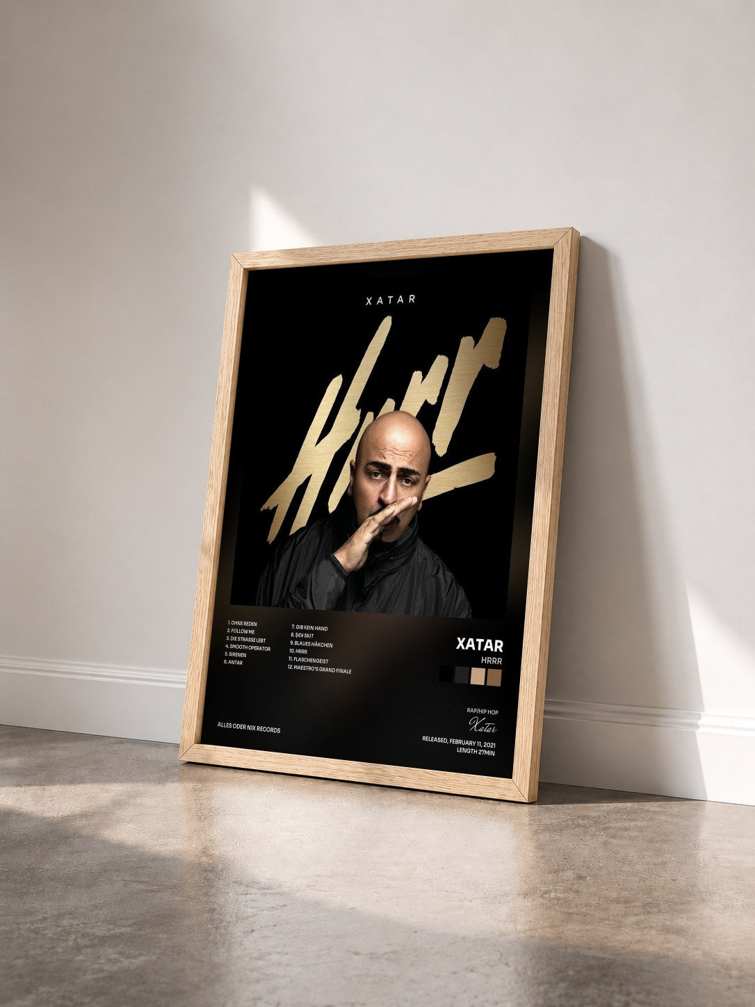 #bois Tableau de l'album HRRR de Xatar vu de trois quarts, cadre en bois brut