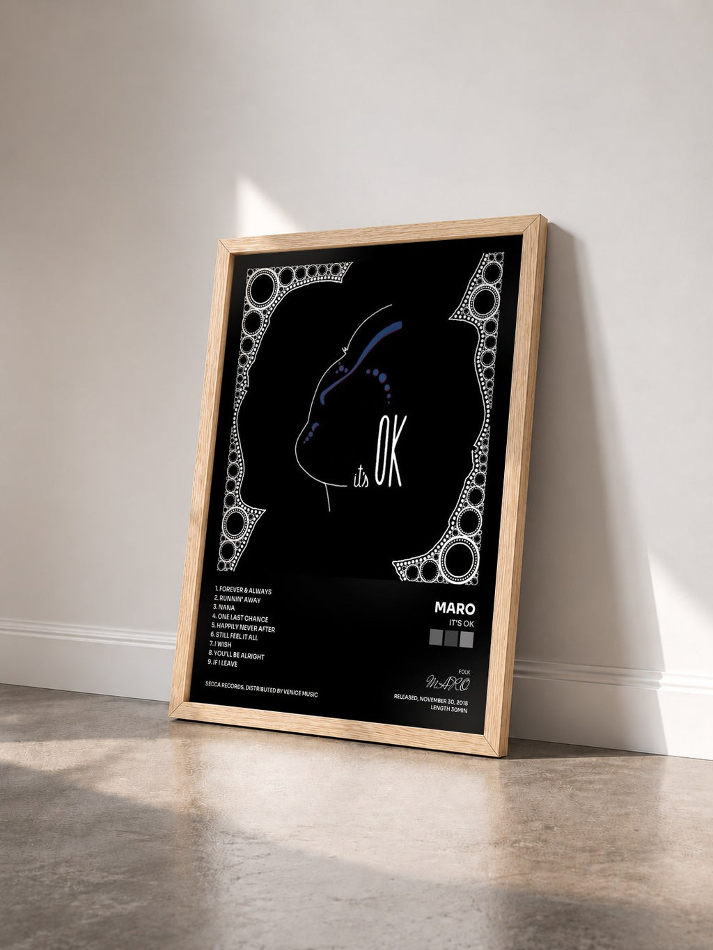 #bois Tableau de l'album it's OK de MARO vu de trois quarts, cadre en bois brut