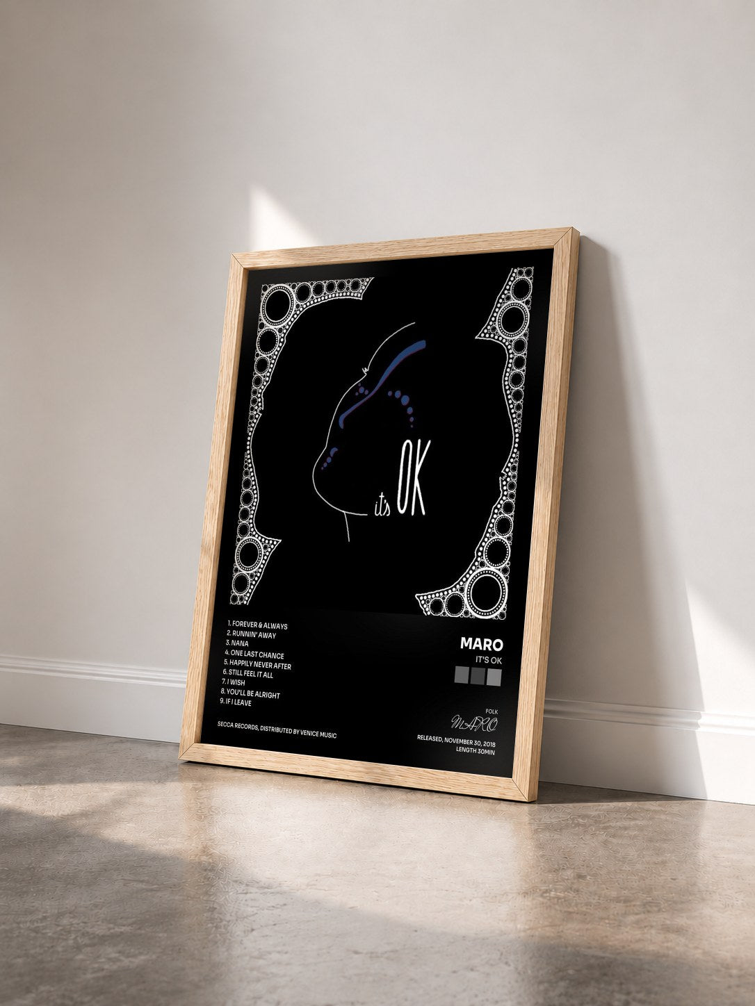 #bois Tableau de l'album it's OK de MARO vu de trois quarts, cadre en bois brut