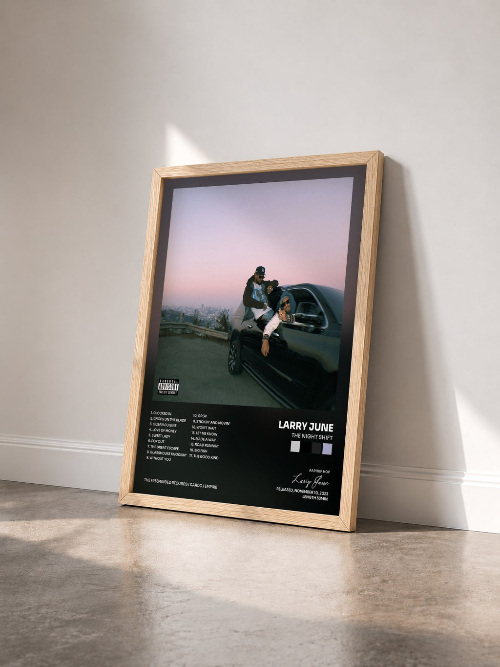 #bois Tableau de l'album The Night Shift de Larry June vu de trois quarts, cadre en bois brut