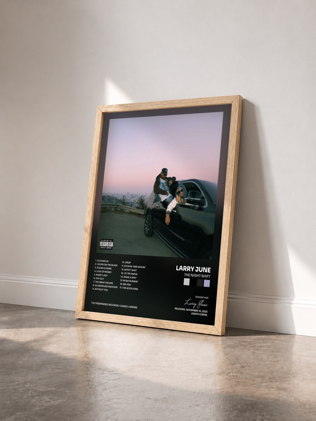 #bois Tableau de l'album The Night Shift de Larry June vu de trois quarts, cadre en bois brut