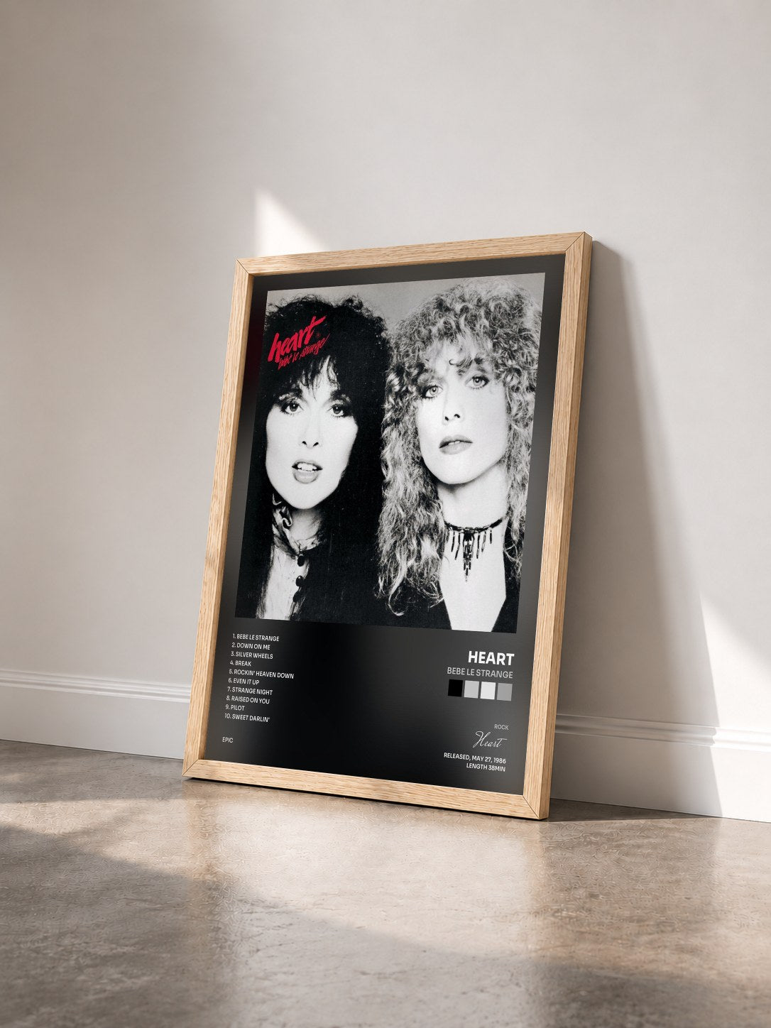 #bois Tableau de l'album Bebe Le Strange de Heart vu de trois quarts, cadre en bois brut