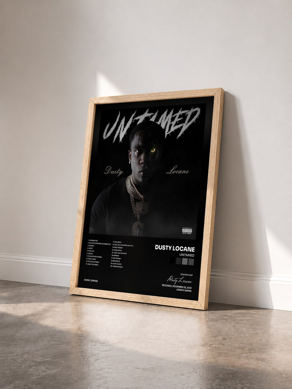 #bois Tableau de l'album UNTAMED de Dusty Locane vu de trois quarts, cadre en bois brut