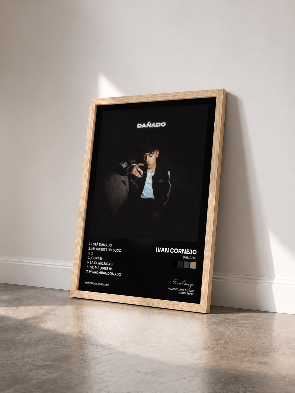 #bois Tableau de l'album Dañado de Ivan Cornejo vu de trois quarts, cadre en bois brut