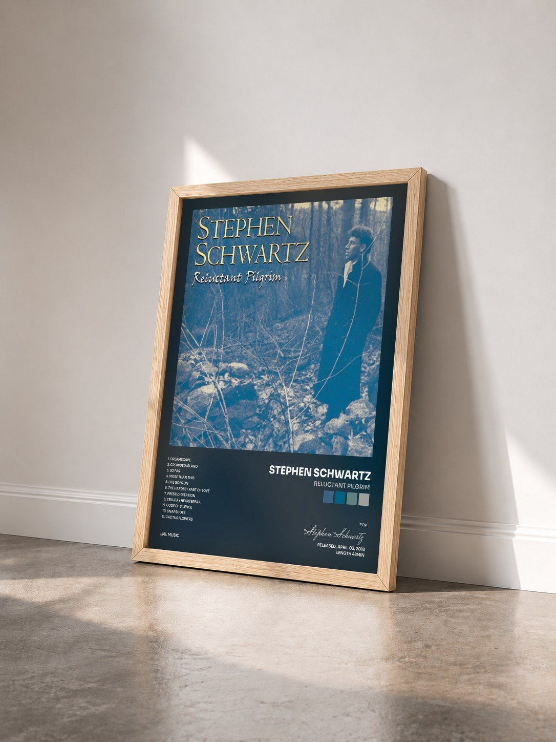 #bois Tableau de l'album Reluctant Pilgrim de Stephen Schwartz vu de trois quarts, cadre en bois brut