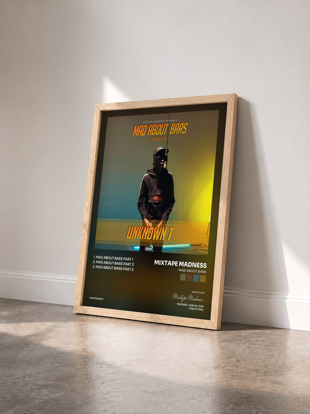 #bois Tableau de l'album Mad About Bars de Mixtape Madness vu de trois quarts, cadre en bois brut
