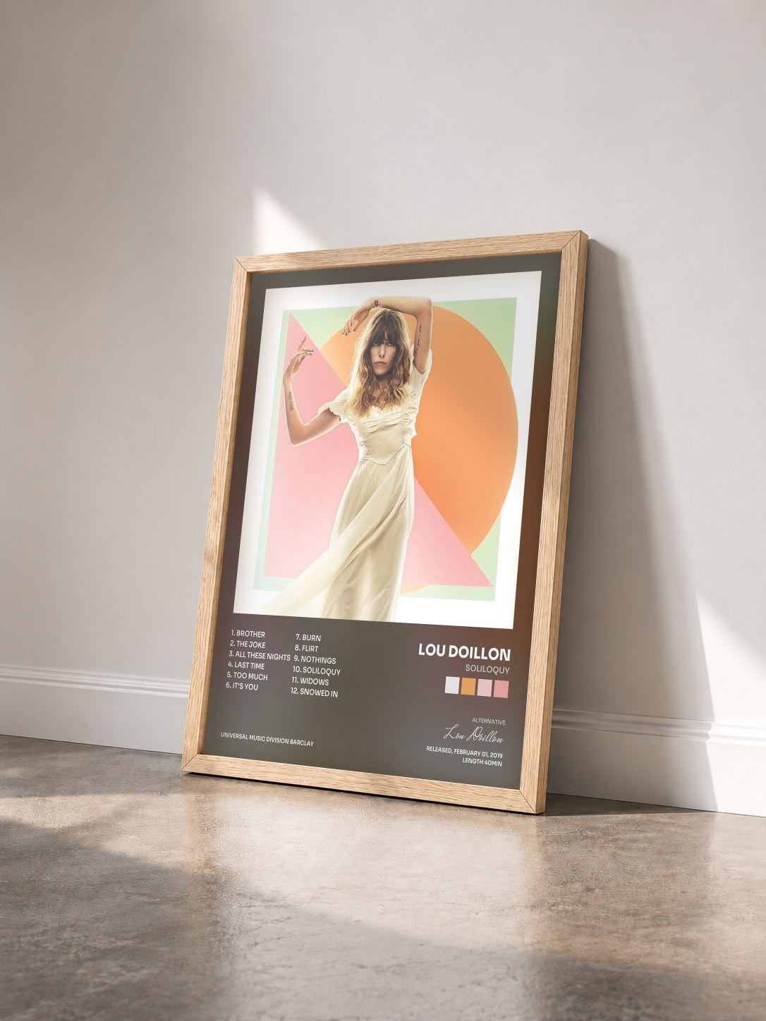 #bois Tableau de l'album Soliloquy de Lou Doillon vu de trois quarts, cadre en bois brut