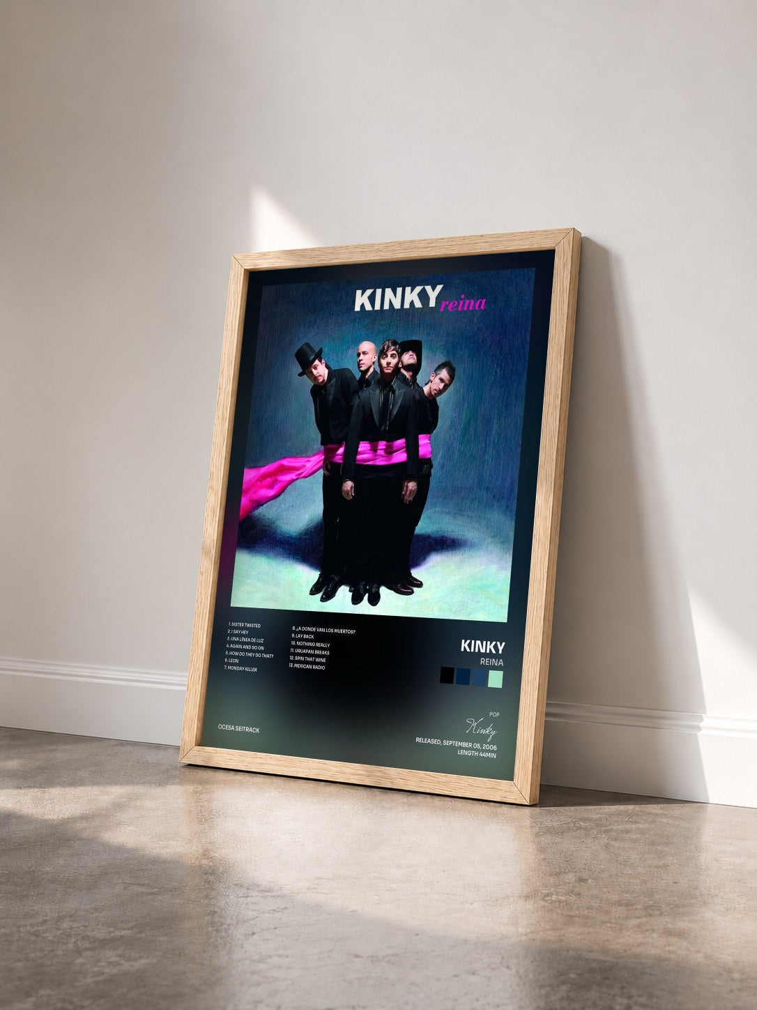 #bois Tableau de l'album Reina de Kinky vu de trois quarts, cadre en bois brut