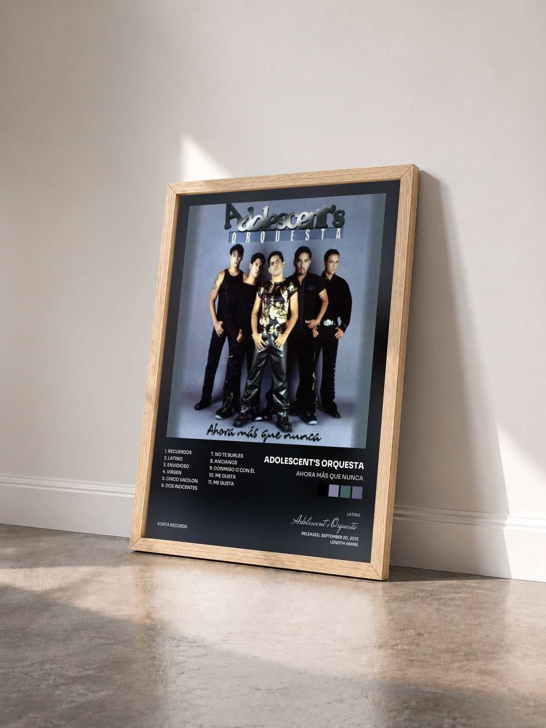 #bois Tableau de l'album Ahora Más Que Nunca de Adolescent's Orquesta vu de trois quarts, cadre en bois brut